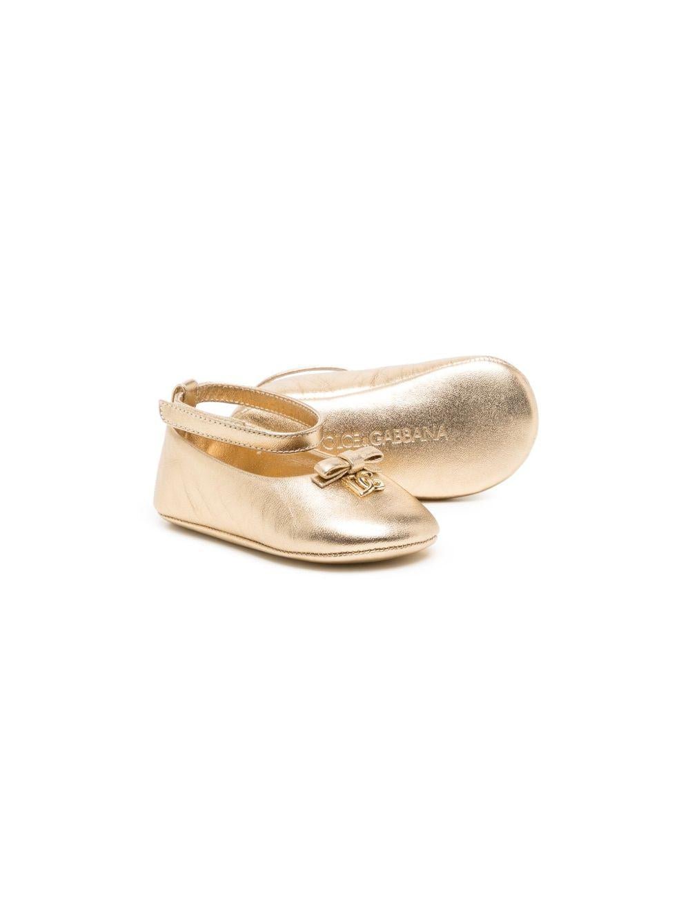 Ballerine per neonata Dolce & Gabbana Kids color oro con placca logo - Rubino Kids