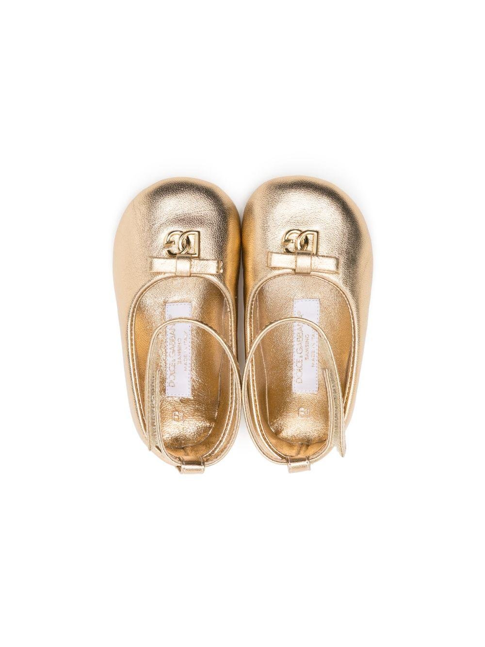Ballerine per neonata Dolce & Gabbana Kids color oro con placca logo - Rubino Kids