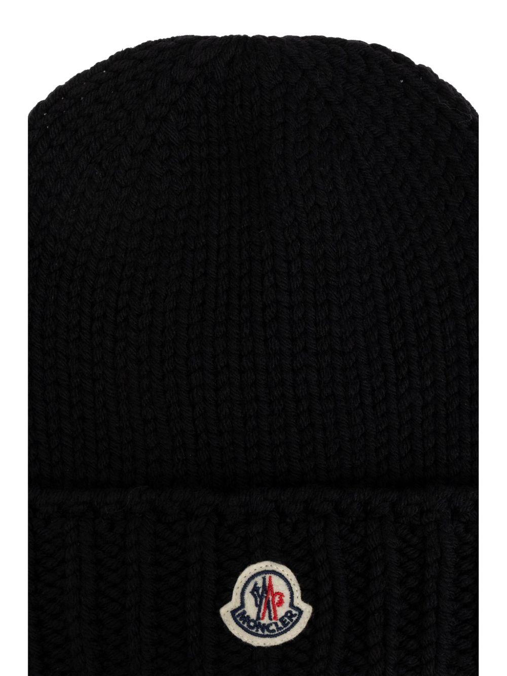 Berretto per bambini Moncler Enfant nero con applicazione frontale con logo - Rubino Kids