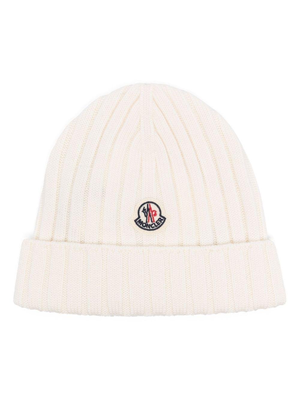 Berretto per neonata Moncler Enfant bianco a coste con applicazione - Rubino Kids