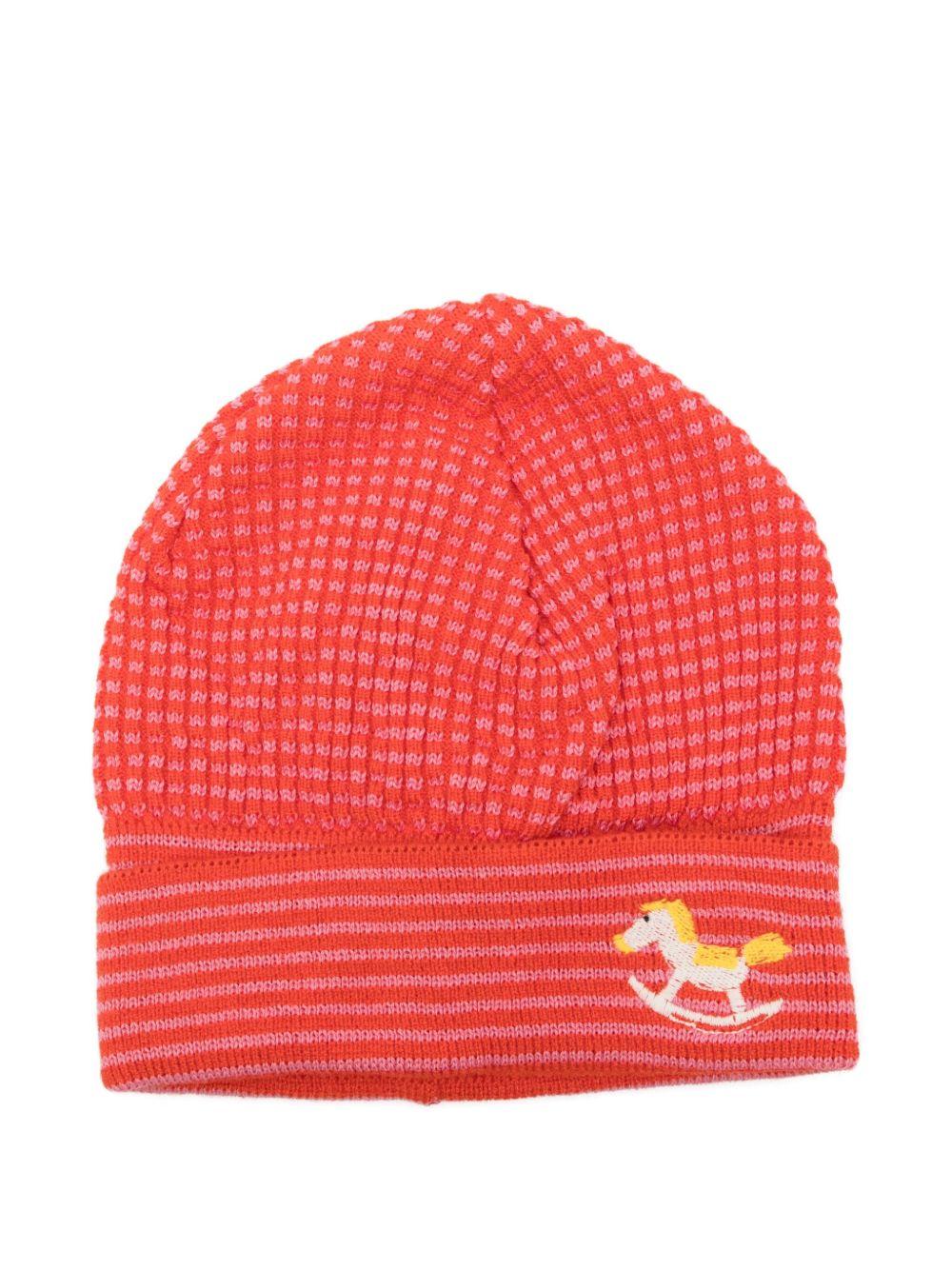 Cappello per neonata Bobo Choses rosso con ricamo a forma di cavallo a dondolo - Rubino Kids