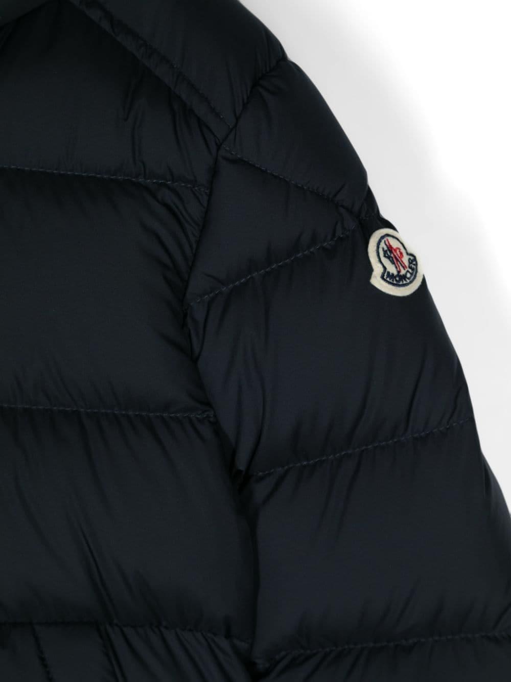 Giubbino Mattan per bambino Moncler Enfant blu con toppa con logo sulla manica - Rubino Kids