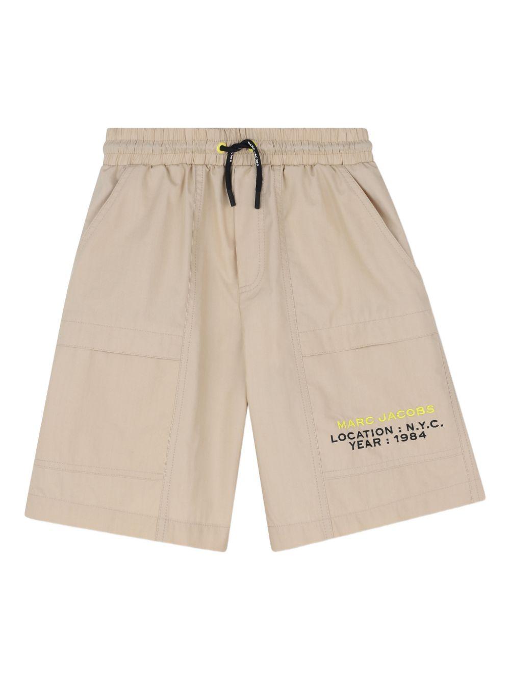 Shorts per bambino The Marc Jacobs Kids beige con logo sul davanti W60803 215 THE MARC JACOBS KIDS