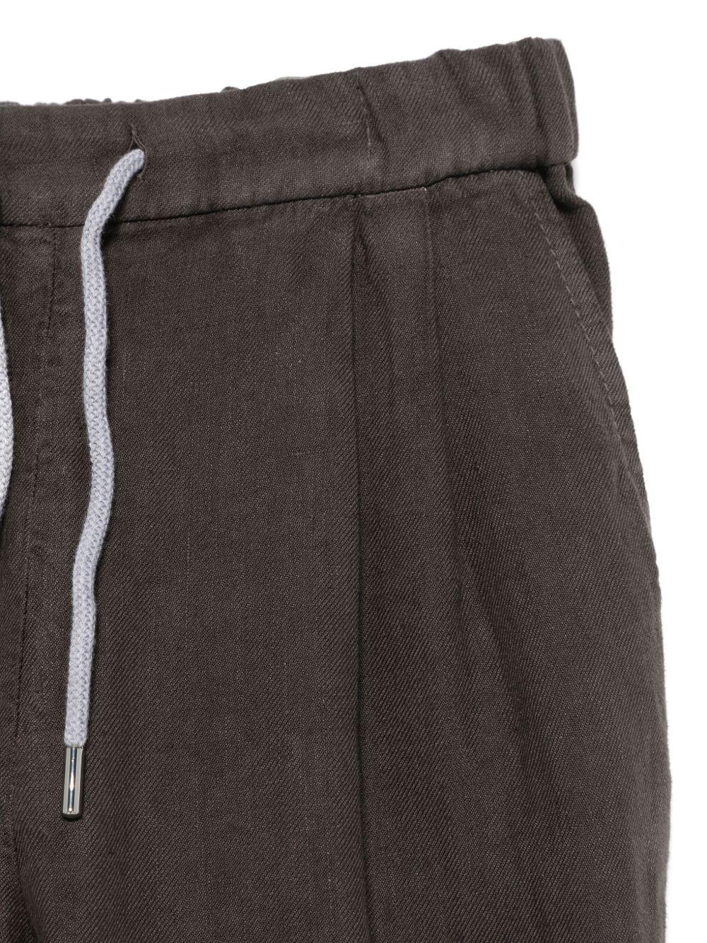 Pantaloni affusolati in lino per bambino Brunello Cucinelli Kids marrone con dettagli plissettati - Rubino Kids