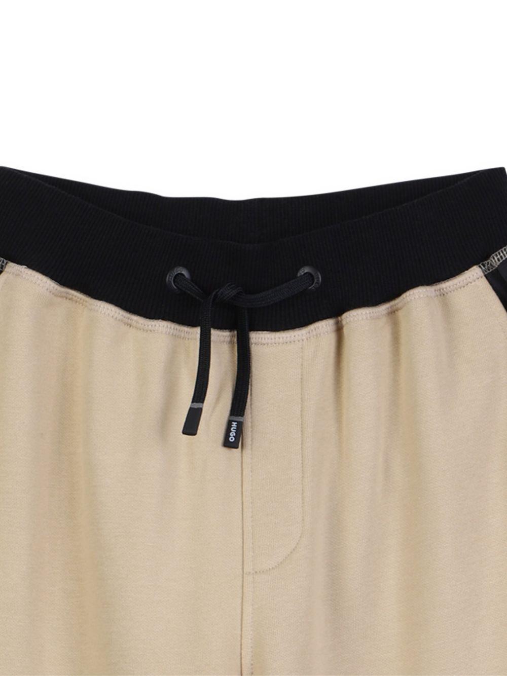 Pantaloni sportivi per bambino Hugo Kids beige con tasche cargo laterali - Rubino Kids