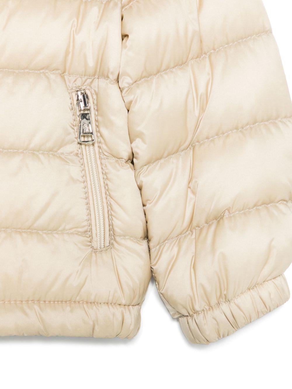 Piumino per neonato Moncler Enfant Acorus beige con colletto con abbottonatura a pressione - Rubino Kids