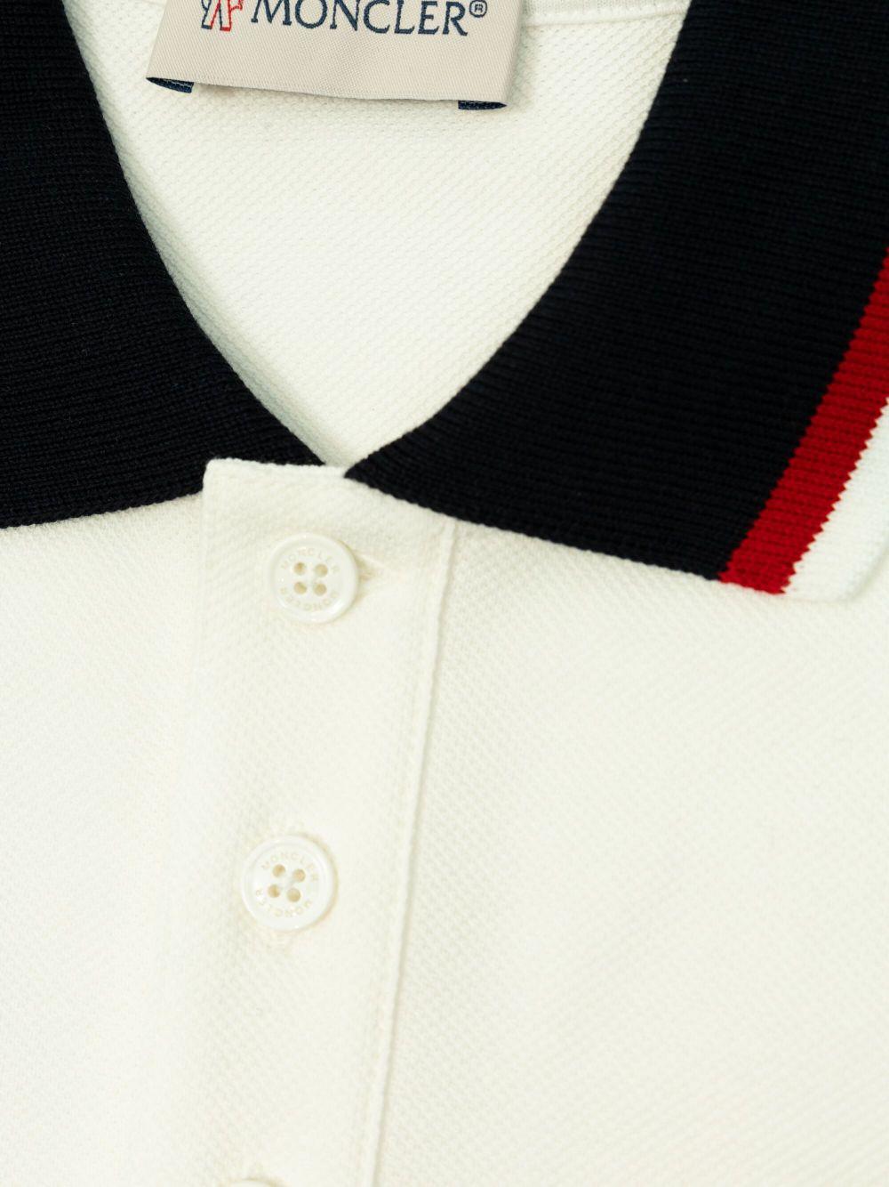 Polo con applicazione logo per bambino Moncler Enfant bianco con abbottonatura frontale corta - Rubino Kids