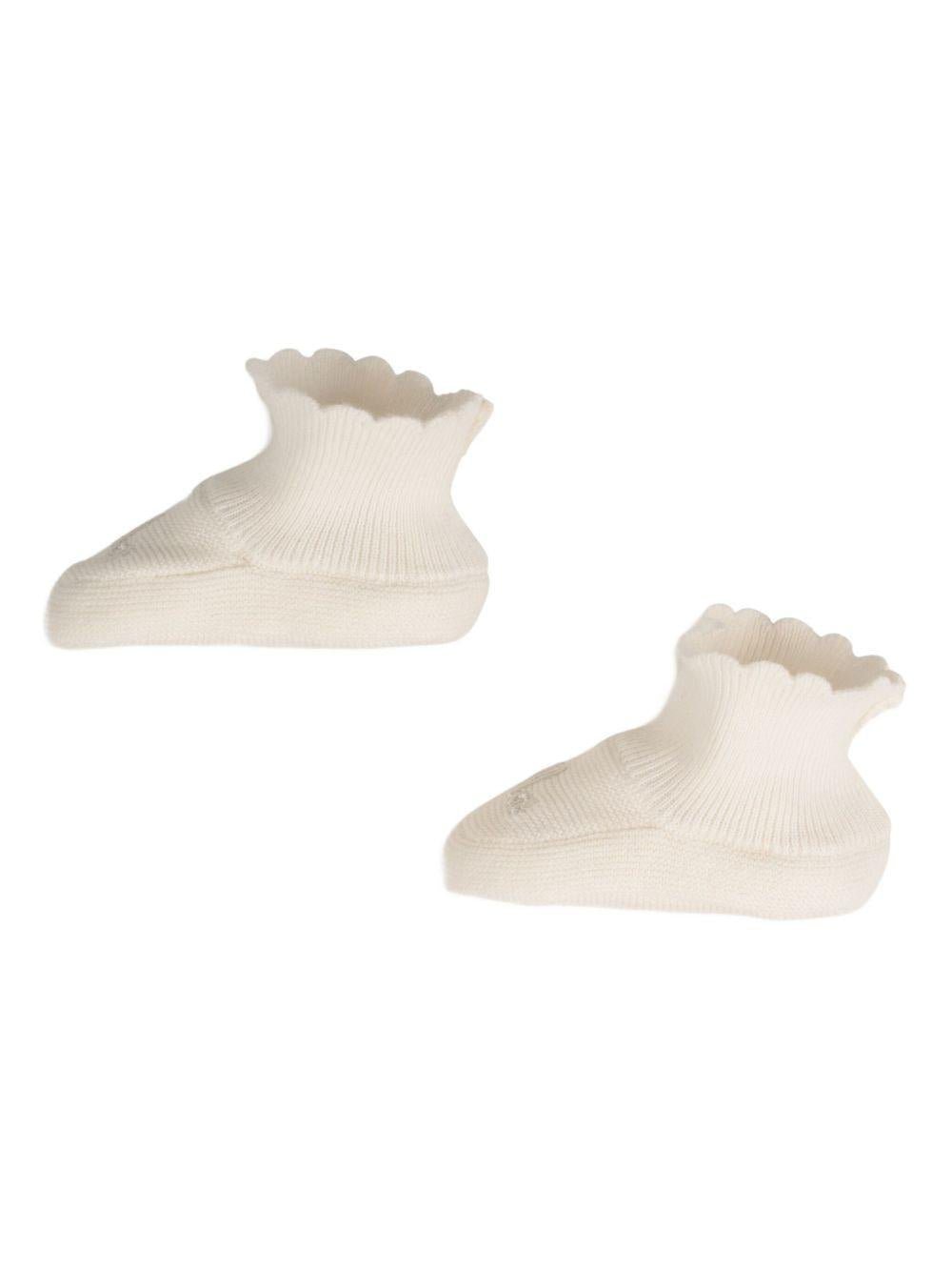 Set berretto e scarpette per neonata Chloé Kids bianco con orlo a smerlo - Rubino Kids