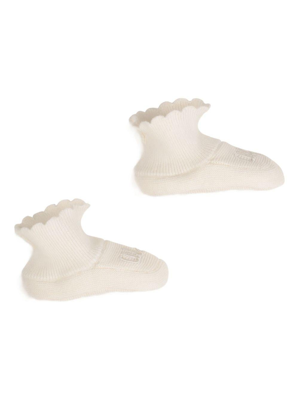 Set berretto e scarpette per neonata Chloé Kids bianco con orlo a smerlo - Rubino Kids