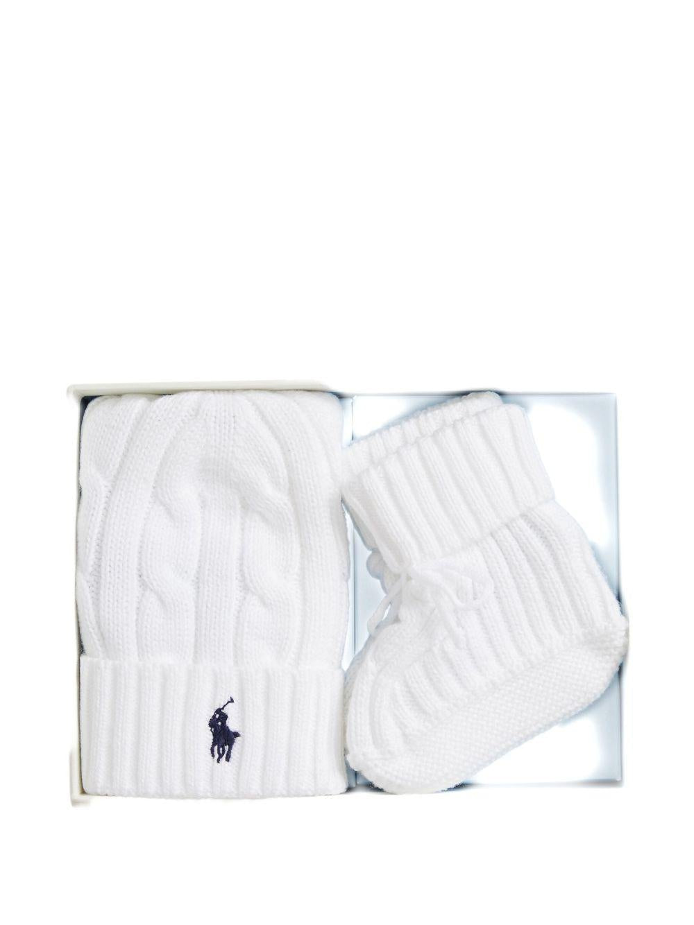 Set berretto e stivali per neonati Polo Ralph Lauren Kids bianco con design intrecciato - Rubino Kids