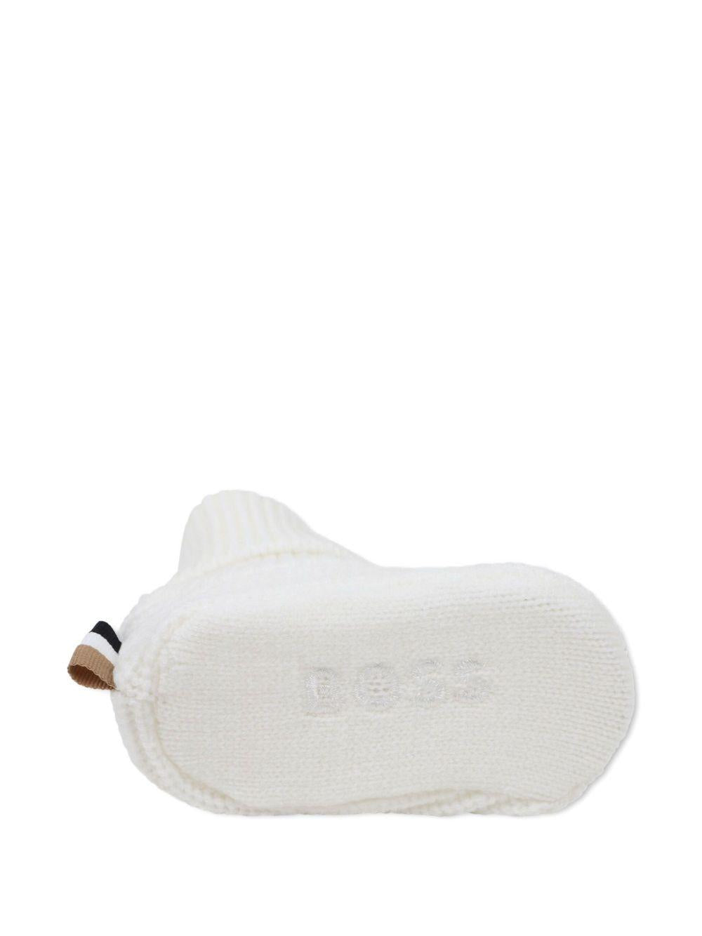 Set berretto e stivali per neonato Boss Kids bianco con dettaglio pompon - Rubino Kids