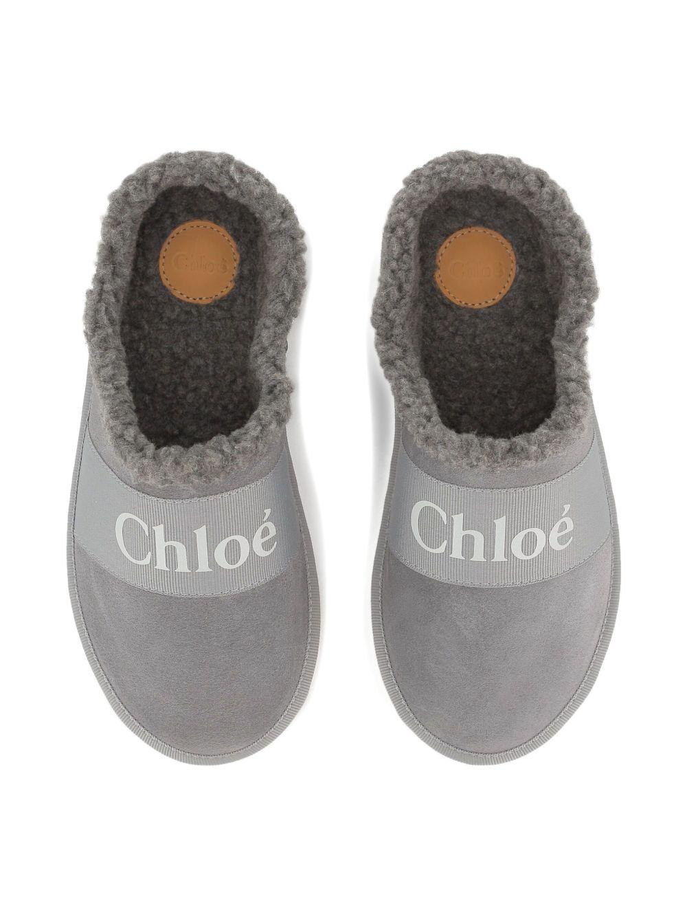 Slippers per bambina Chloé Kids grigie con scritta con logo - Rubino Kids