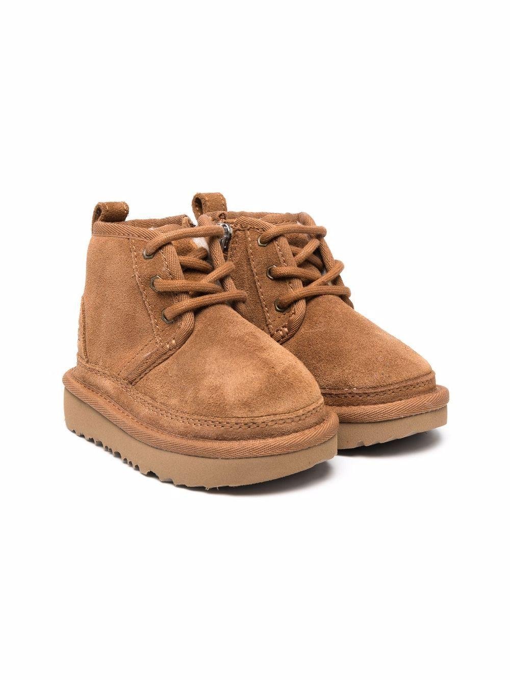 Stivali Neumel II Brown per bambino UGG Kids marroni con logo laterale inciso - Rubino Kids