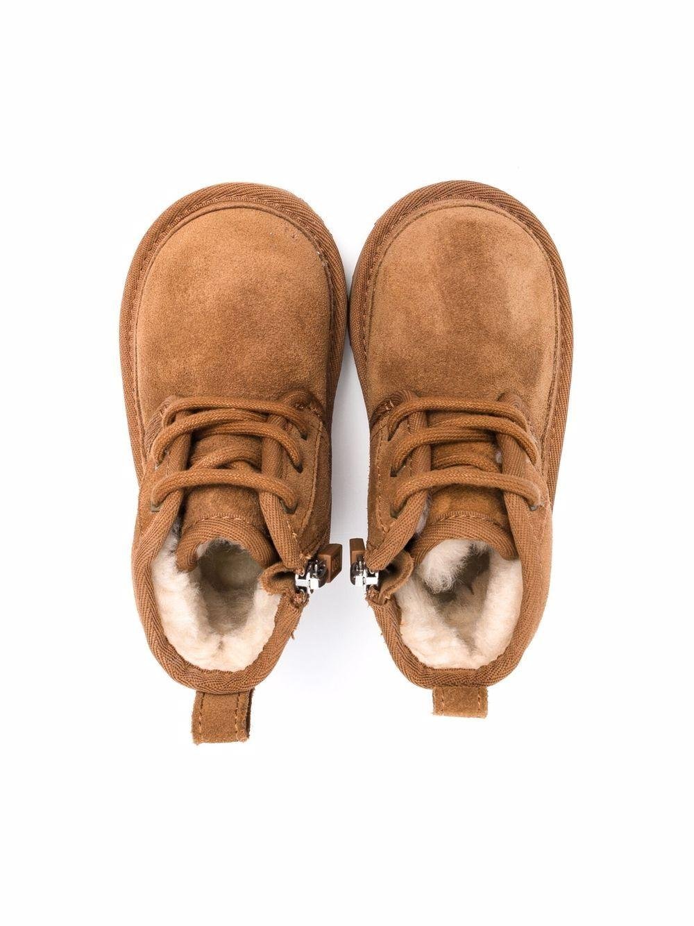 Stivali Neumel II Brown per bambino UGG Kids marroni con logo laterale inciso - Rubino Kids