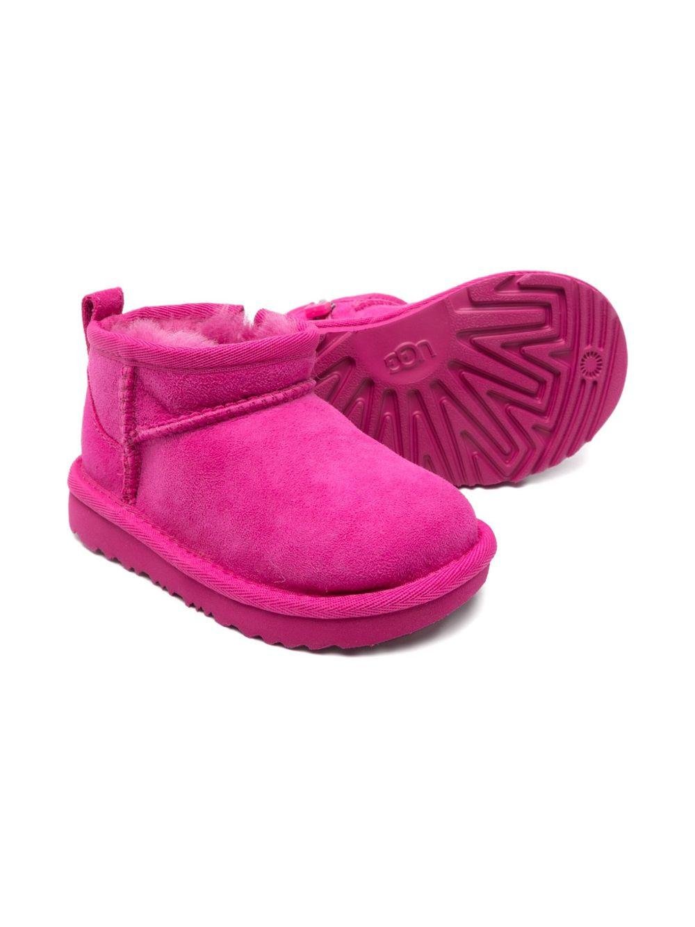 Stivali Ultra Mini classico per bambina UGG Kids fucsia con linguetta con logo - Rubino Kids