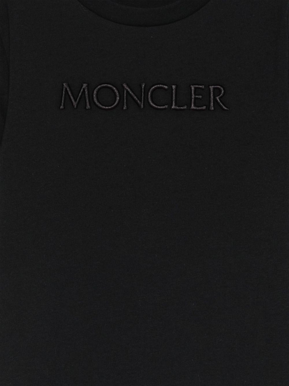 T-shirt per bambina Moncler Enfant nera con logo in rilievo e toppa sulla manica - Rubino Kids