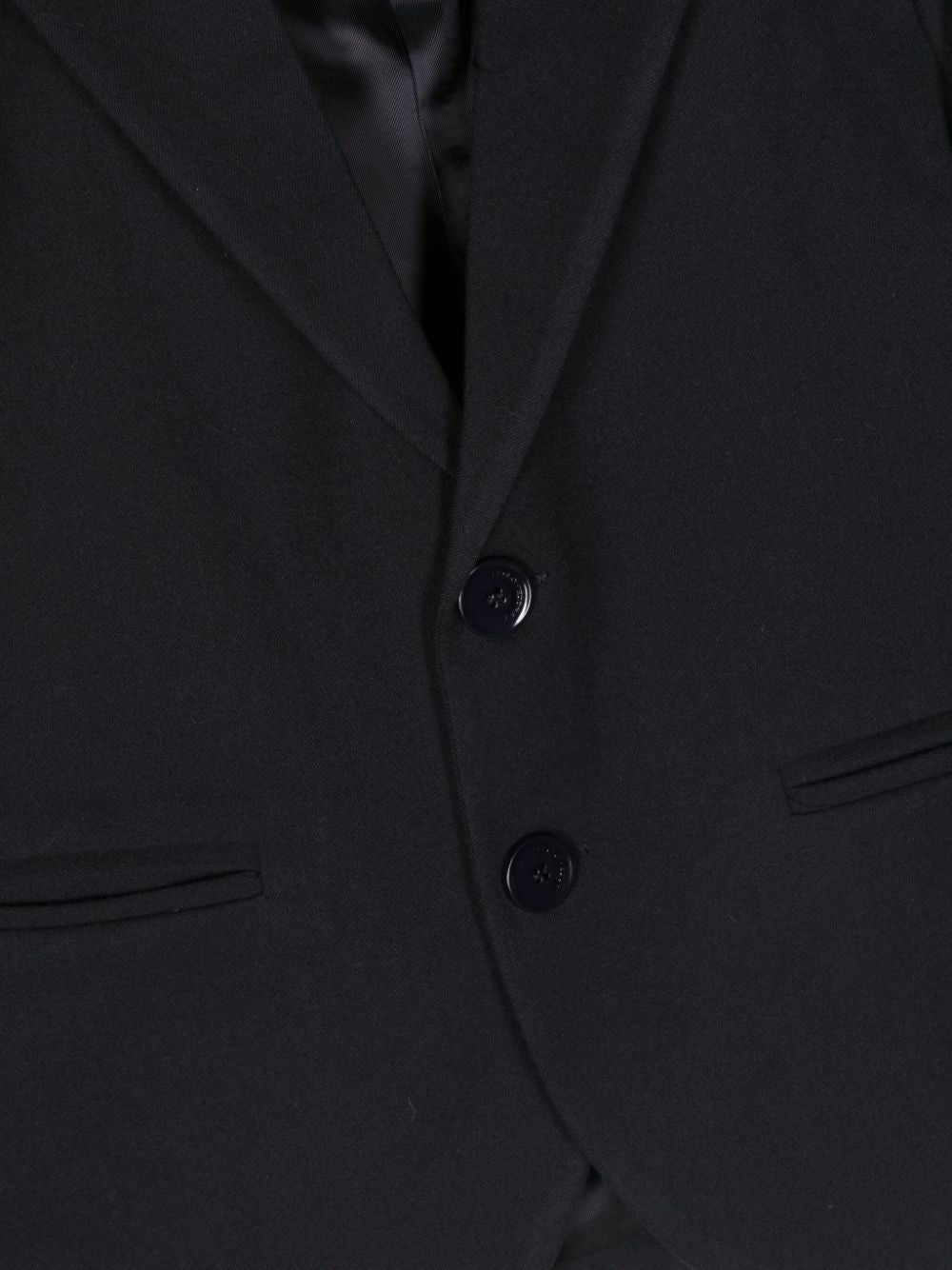 Single-breasted blazer with spear lapels