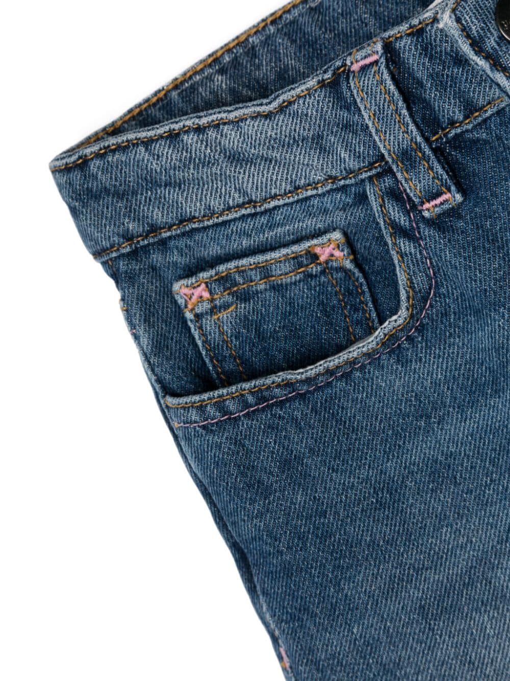 Jeans a gamba svasata con stampa logo