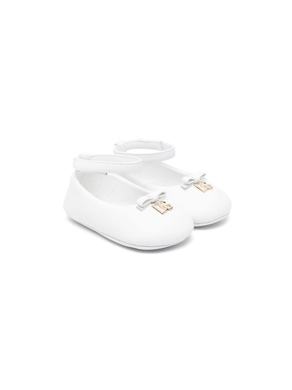 Ballerine per neonata Dolce & Gabbana Kids bianche con placca logo - Rubino Kids