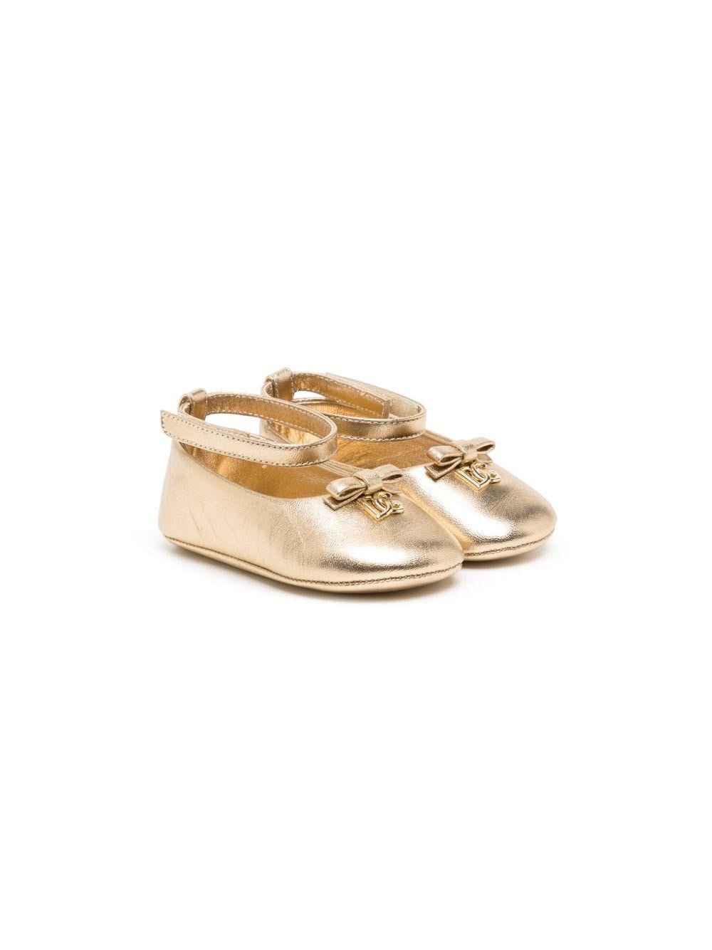 Ballerine per neonata Dolce & Gabbana Kids color oro con placca logo - Rubino Kids