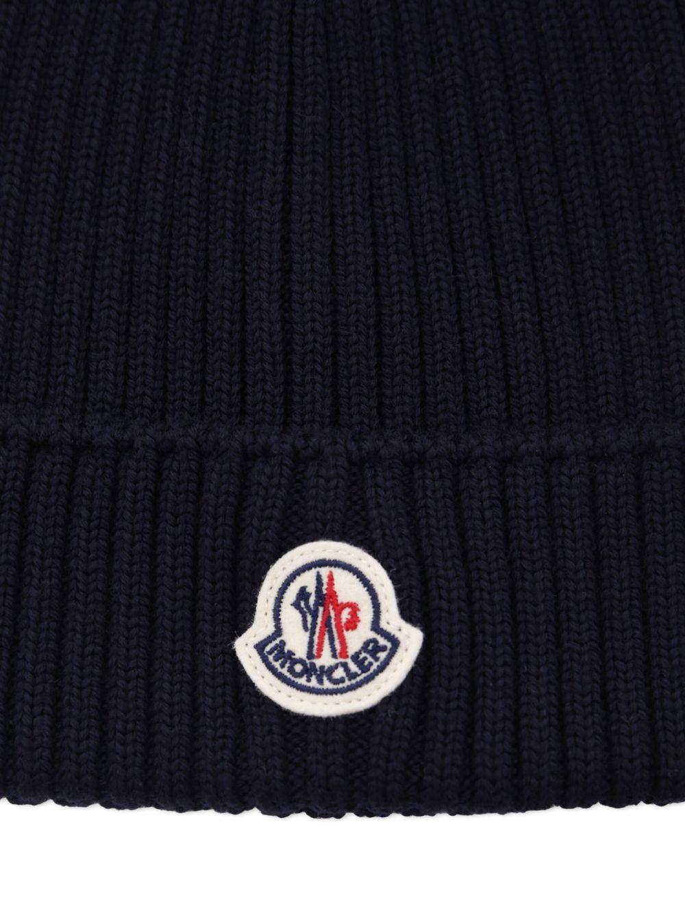 Berretto a coste per bambino Moncler Enfant nero con applicazione con logo - Rubino Kids