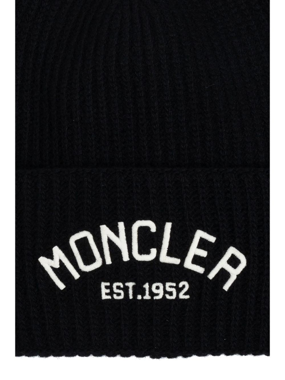 Berretto con ricamo per bambino Moncler Enfant nero con tesa con piega - Rubino Kids