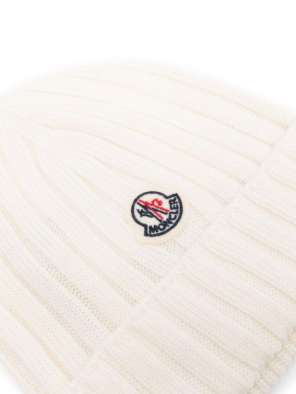 Berretto per neonata Moncler Enfant bianco a coste con applicazione - Rubino Kids