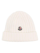 Berretto per neonata Moncler Enfant bianco a coste con applicazione - Rubino Kids