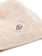 Berretto per neonati Moncler Enfant beige con toppa con logo - Rubino Kids