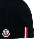 Berretto per neonato Moncler Enfant blu a coste con applicazione - Rubino Kids