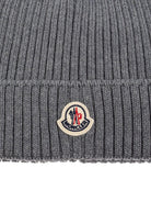 Cappello per bambini Moncler Enfant grigio con applicazione logo - Rubino Kids
