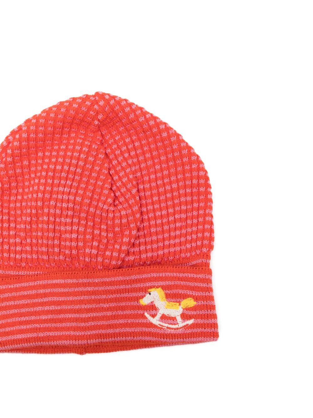 Cappello per neonata Bobo Choses rosso con ricamo a forma di cavallo a dondolo - Rubino Kids