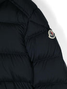 Giubbino Mattan per bambino Moncler Enfant blu con toppa con logo sulla manica - Rubino Kids