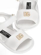 Sandali per neonata Dolce & Gabbana Kids bianchi con placca con logo DK0157 AB793 80001 DOLCE & GABBANA KIDS 