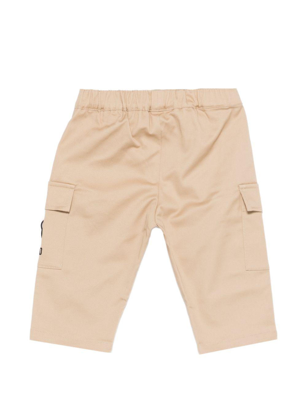 Pantaloni per neonato Moschino Kids beige con ricamo Teddy sul davanti MUP05RLPA01 20829 MOSCHINO KIDS 