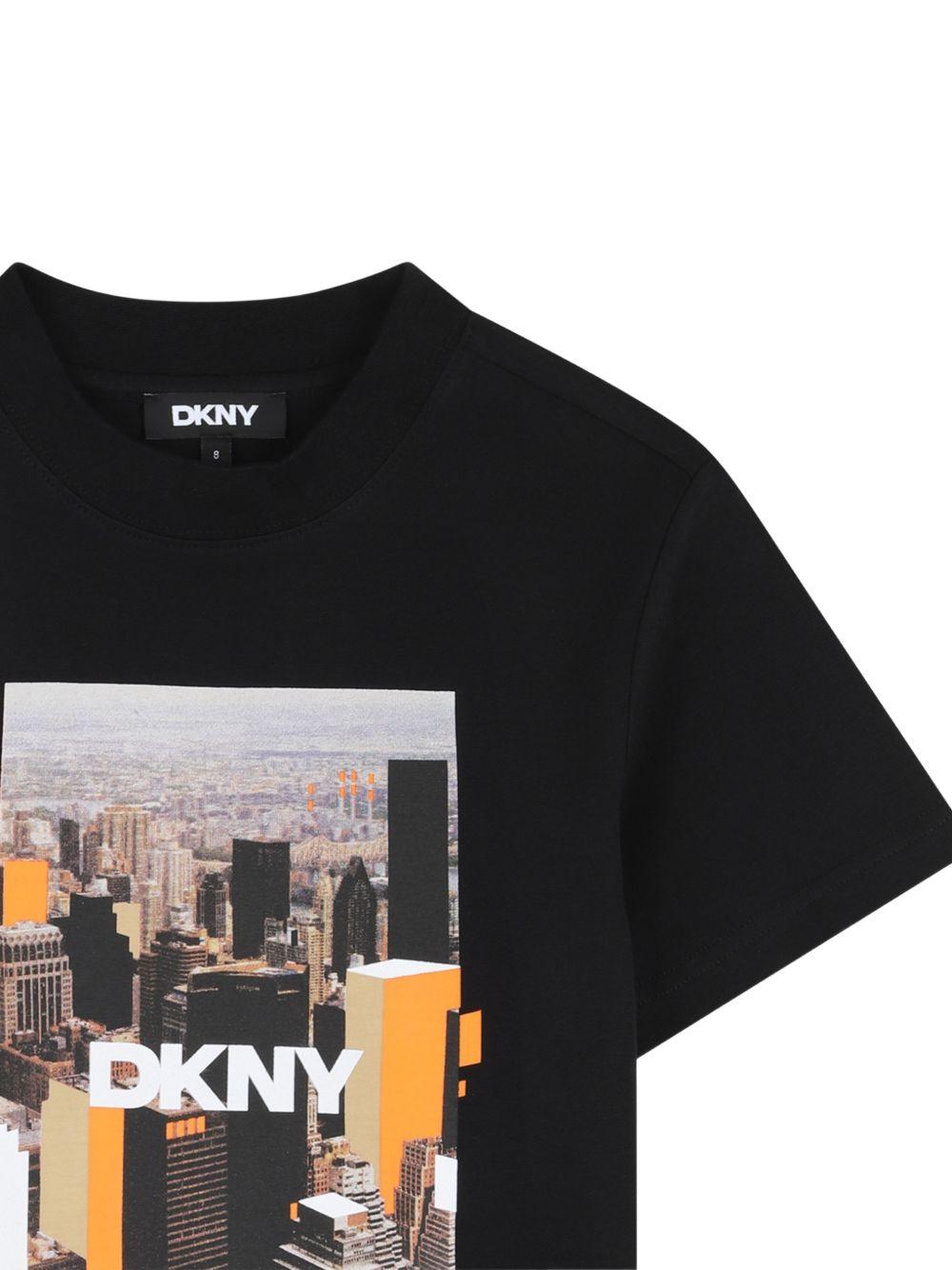 T-shirt per bambino Dkny Kids nera con stampa grafica D62536 09B DKNY 