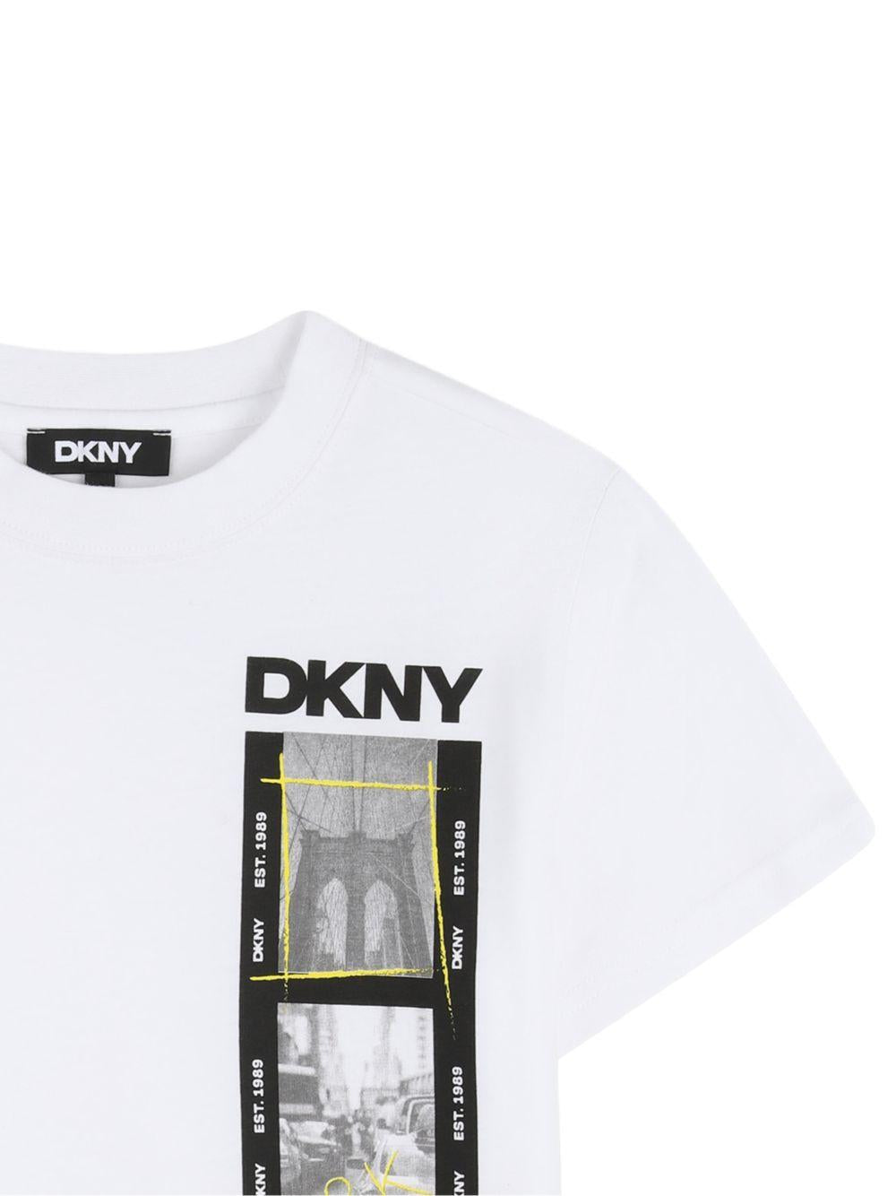 T-shirt per bambino DKNY Kids bianca con stampa grafica sul davanti D62536 10P DKNY 