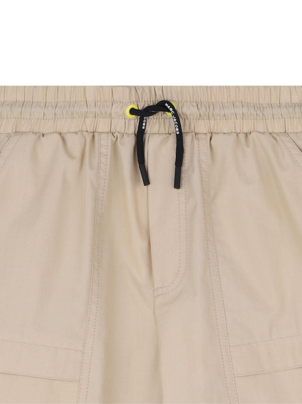 Shorts per bambino The Marc Jacobs  Kids beige con logo sul davanti W60803 215 THE MARC JACOBS KIDS 