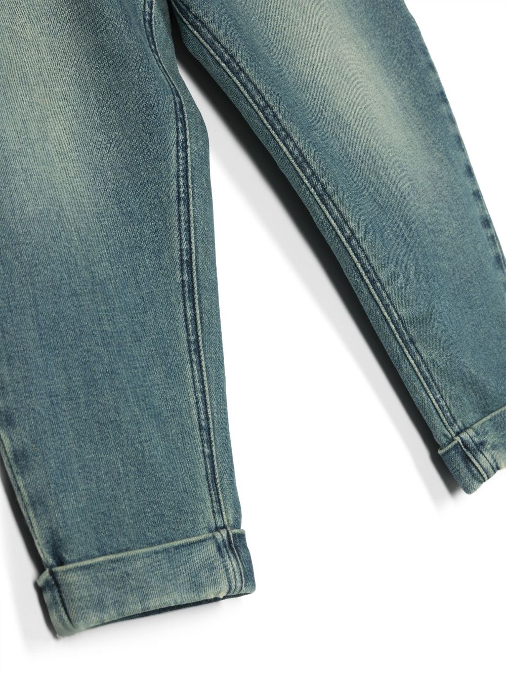 Jeans con logo e patch con dettaglio di pieghe - Rubino Kids