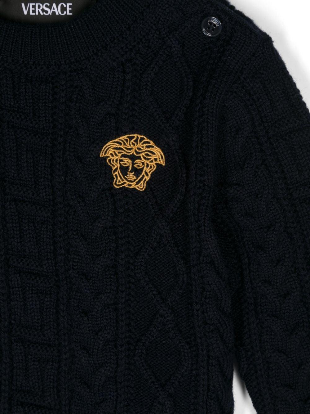 Maglione con ricamo Medusa per neonato Versace Kids blu con abbottonatura sulla spalla - Rubino Kids