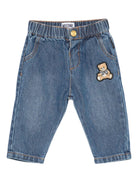 Pantaloni per neonati Moschino Kids denim con toppa Teddy - Rubino Kids