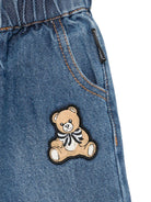 Pantaloni per neonati Moschino Kids denim con toppa Teddy - Rubino Kids