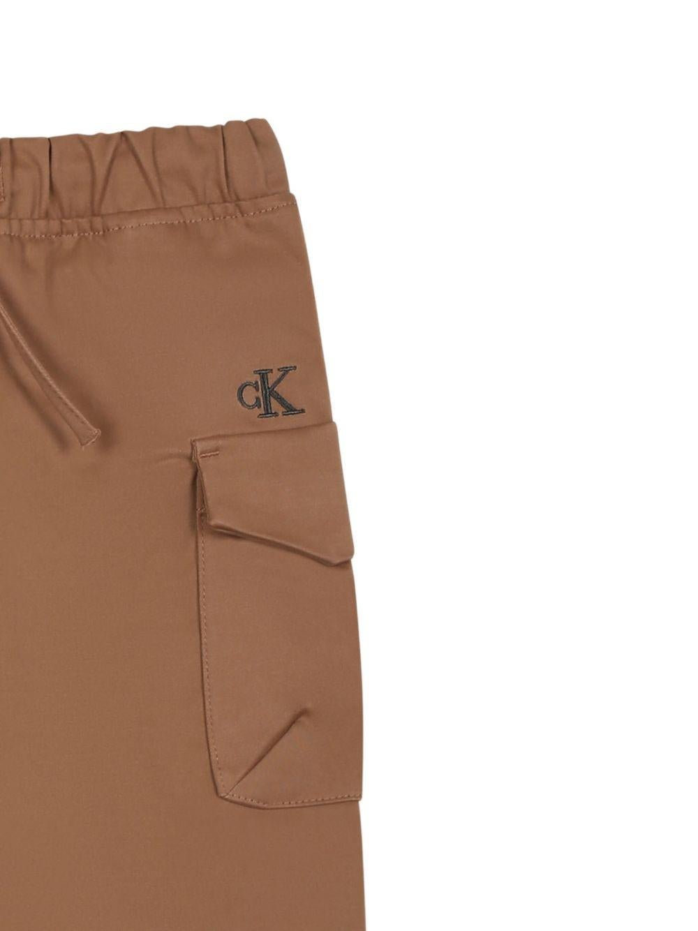 Pantaloni per neonato Calvin Klein Kids marrone con due tasche laterali applicate - Rubino Kids