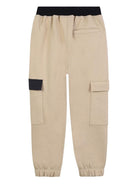 Pantaloni sportivi per bambino Hugo Kids beige con tasche cargo laterali - Rubino Kids