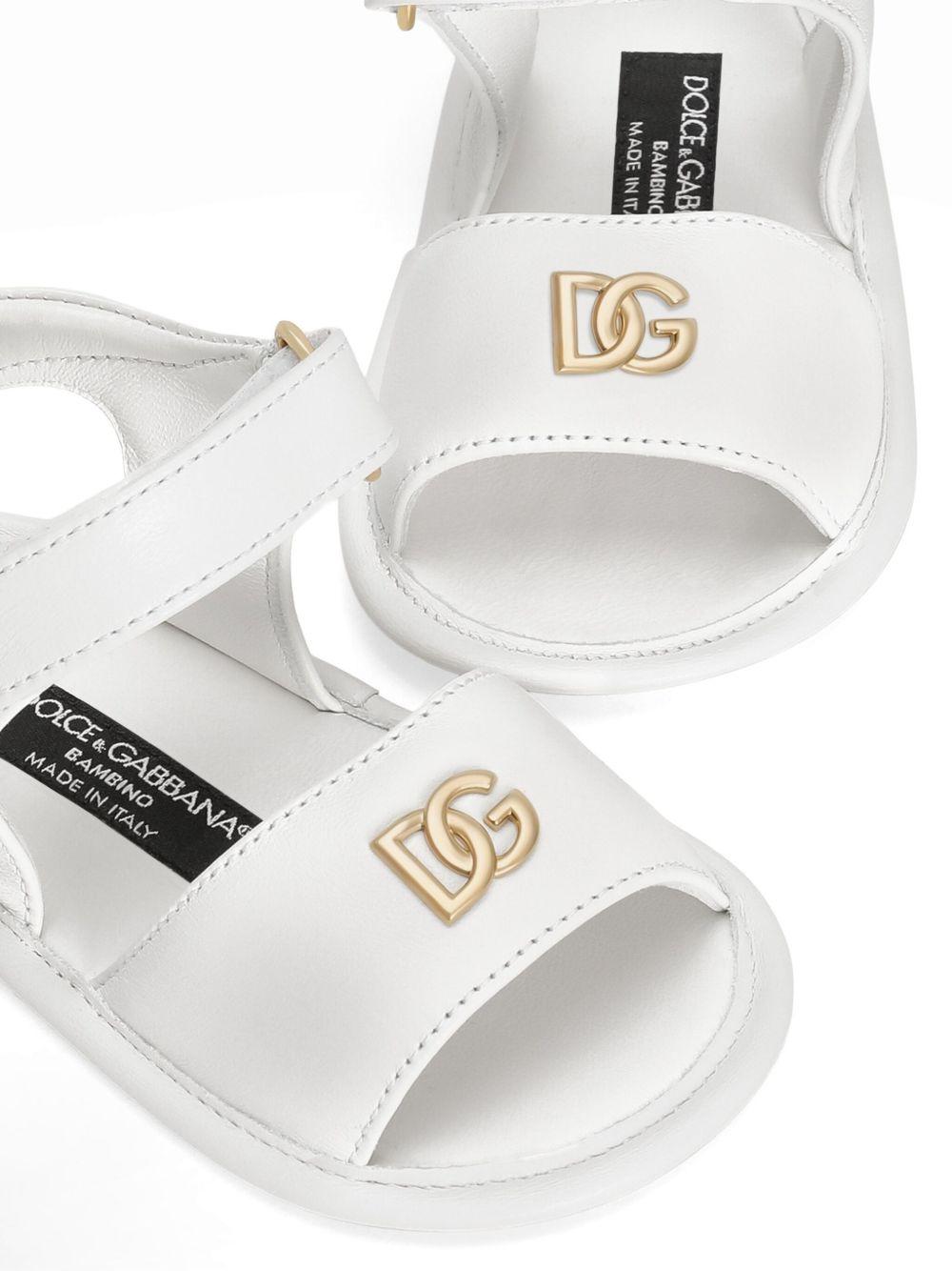 Sandali per neonata Dolce & Gabbana Kids bianchi con placca con logo - Rubino Kids