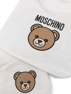 Set berretto e bavaglino Moschino Kids bianco con stampa - Rubino Kids