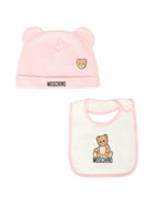 Set berretto e bavaglino per neonata Moschino Kids rosa con motivo Teddy Bear - Rubino Kids