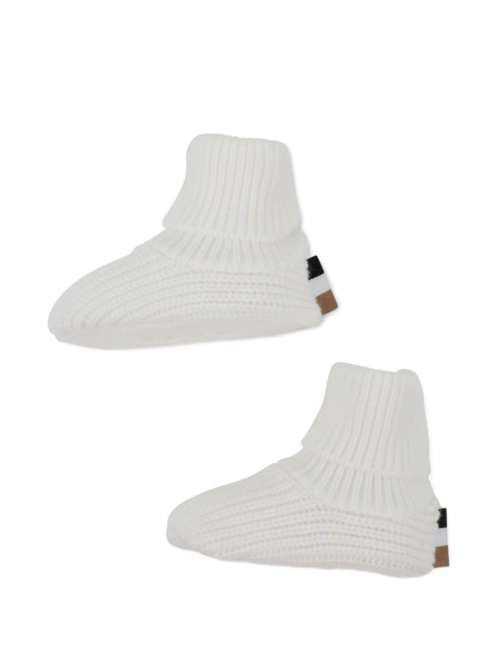 Set berretto e stivali per neonato Boss Kids bianco con dettaglio pompon - Rubino Kids