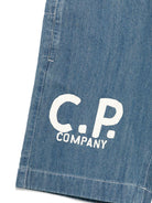 Shorts per bambino C.P. Company Kids in denim con stampa con logo - Rubino Kids