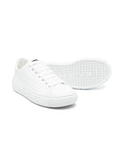 Sneakers per bambino Versace Kids Greca bianco con applicazione sulla linguetta - Rubino Kids